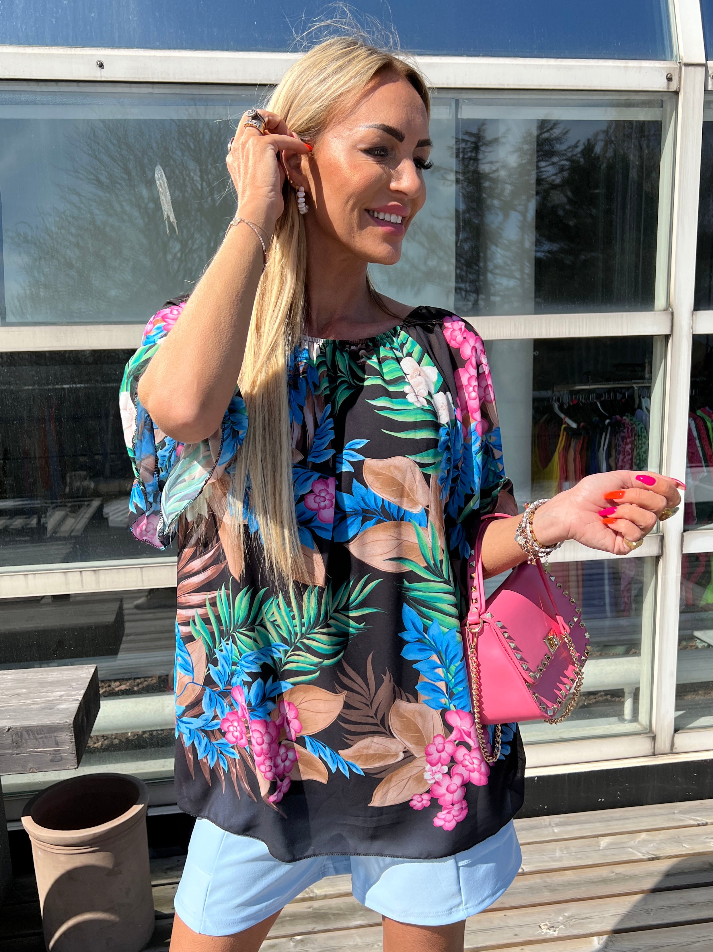 Jeila - Sort tunika i chiffon med blomsterprint